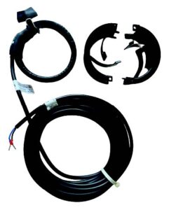 Detailansicht eines Stromsensors CSOR mit beigefügten schwarzen Kabeln