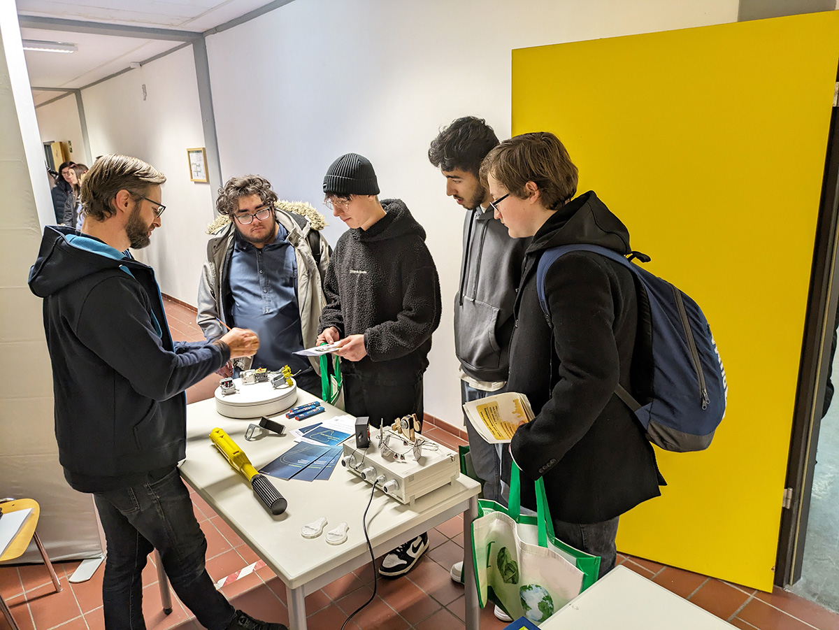 Messefotos von einer Ausbildungsbörse, wo sich 4 junge Schüler über die Firma Horstmann informieren