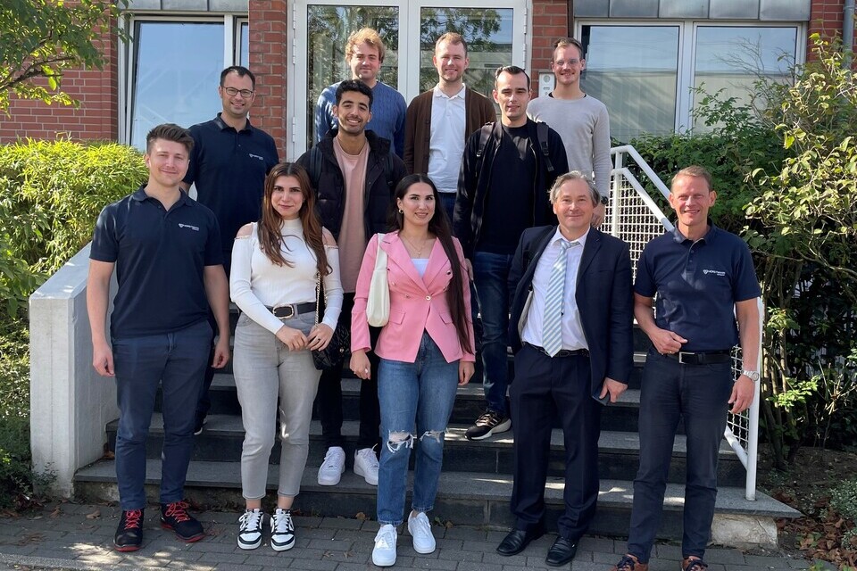 Gruppenfor von Studentinnen und Studenten der Hochschule Düsseldorf, die vor dem Horstmann-Gebäude stehen mit dem Geschäftsführer Olaf Zugehoehr