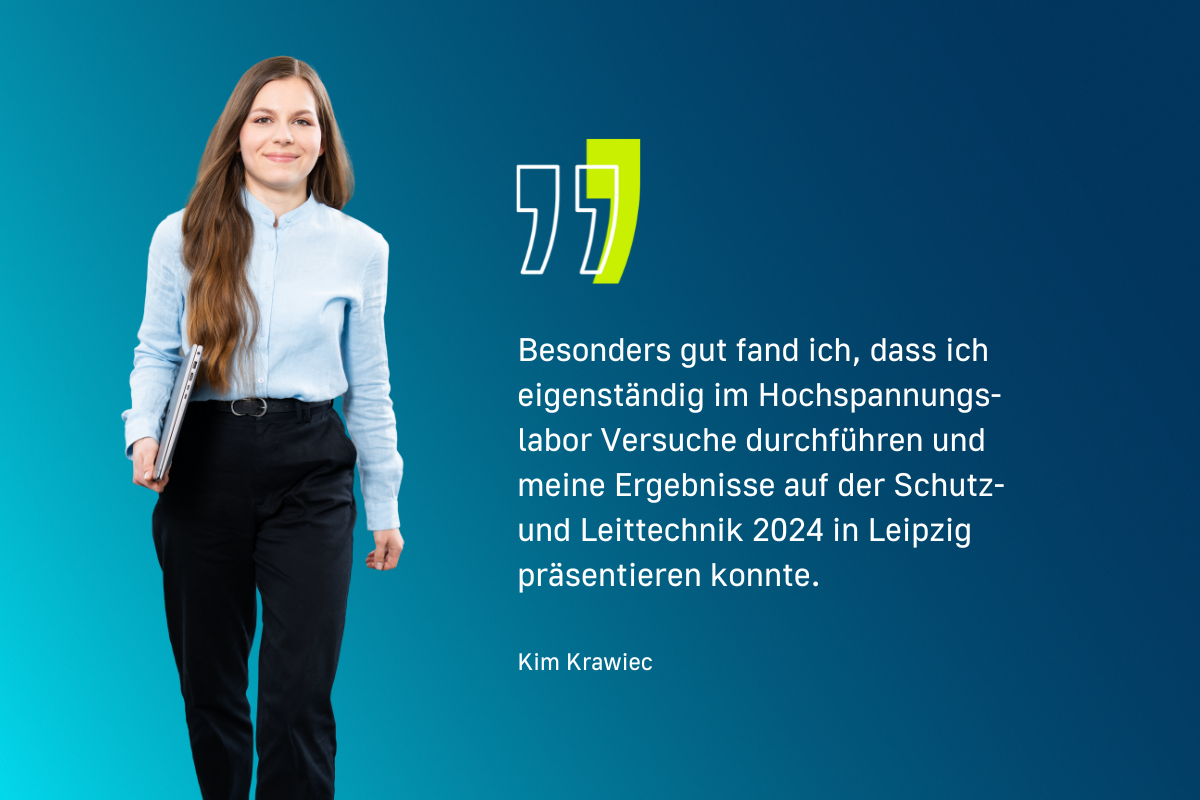 Junge Mitarbeiterin im blauen Hemd und dunkler Hose läuft selbstbewusst nach vorne