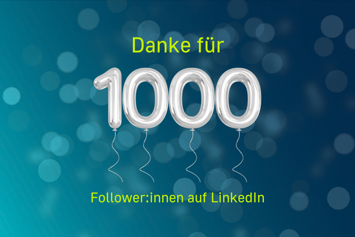 Zahl 1000 in Form von Luftballons auf einem grün-blauen Hintergrund