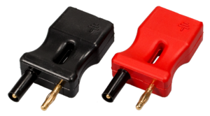 Zwei elektrische Stecker, links in schwarz, rechts in rot. beide haben jeweils zwei kleine Verbindungsstücke, eines ist rein metallisch, eines schwarz ummantelt