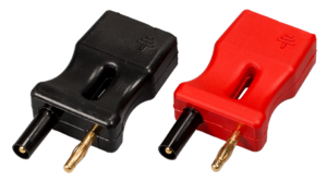 Zwei elektrische Stecker, links in schwarz, rechts in rot. beide haben jeweils zwei kleine Verbindungsstücke, eines ist rein metallisch, eines schwarz ummantelt